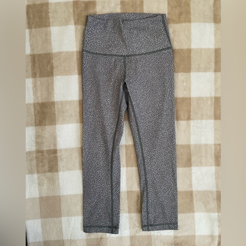 Lululemon Grey and White Patterned Cropped Leggings size 4